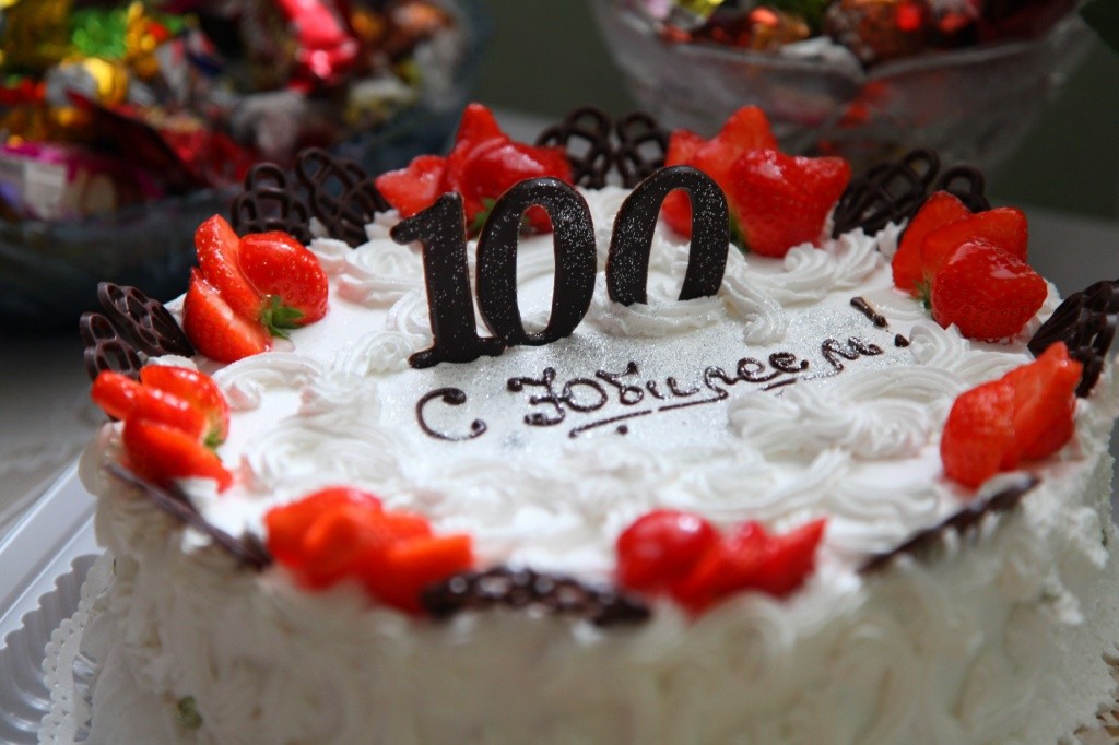 Открытка ,картинка с юбилеем 100 лет,поздравления с юбилеем 100 лет Картинки,открытки на юбилей 100 лет,красивыя открытка с юбилеем 100 лет, яркая картинка с поздравлениями на юбилей 100 лет,столетний юбилей, скачать бесплатно .